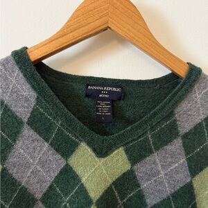 Banana Republic 100% Merino Wool V-neck sweater tag says large